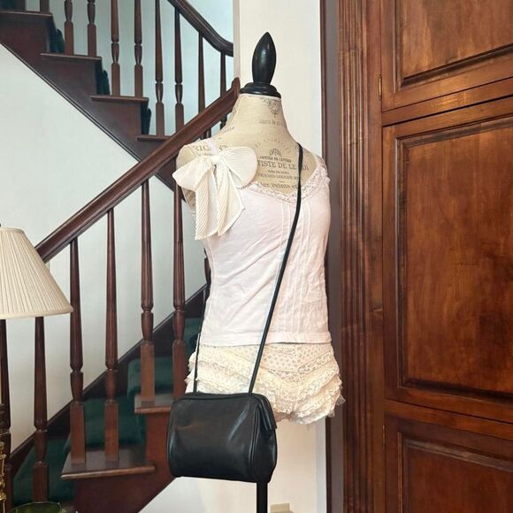 Amanda Smith Black Crossbody Zipper Purse Bag Vintage Faux Leather - Picture 1 of 6